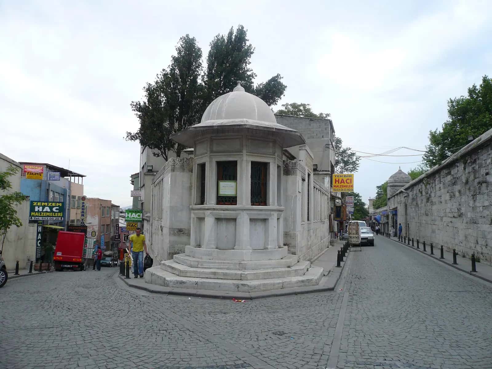Süleymaniye'de köşe başındaki Mimar Sinan Türbesi'nin mermer şebekeli cephesi.