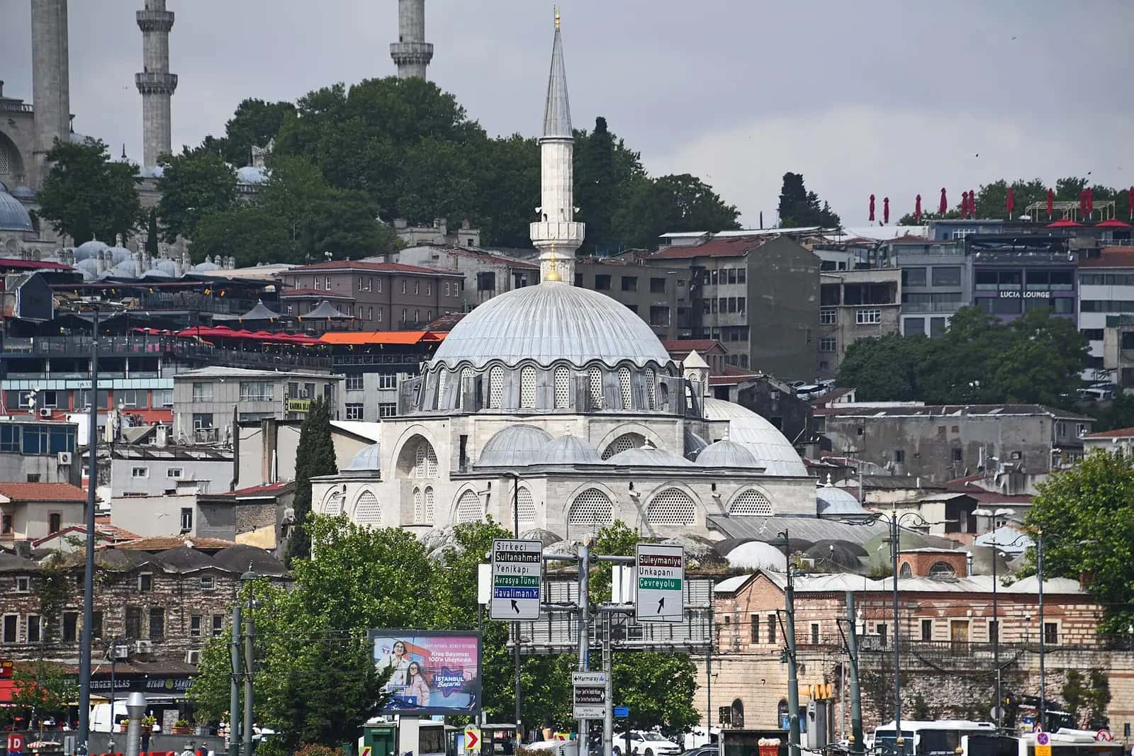 Rüstem Paşa Camii'nin İznik çinileriyle kaplı iç duvarları ve kubbe geçişleri.