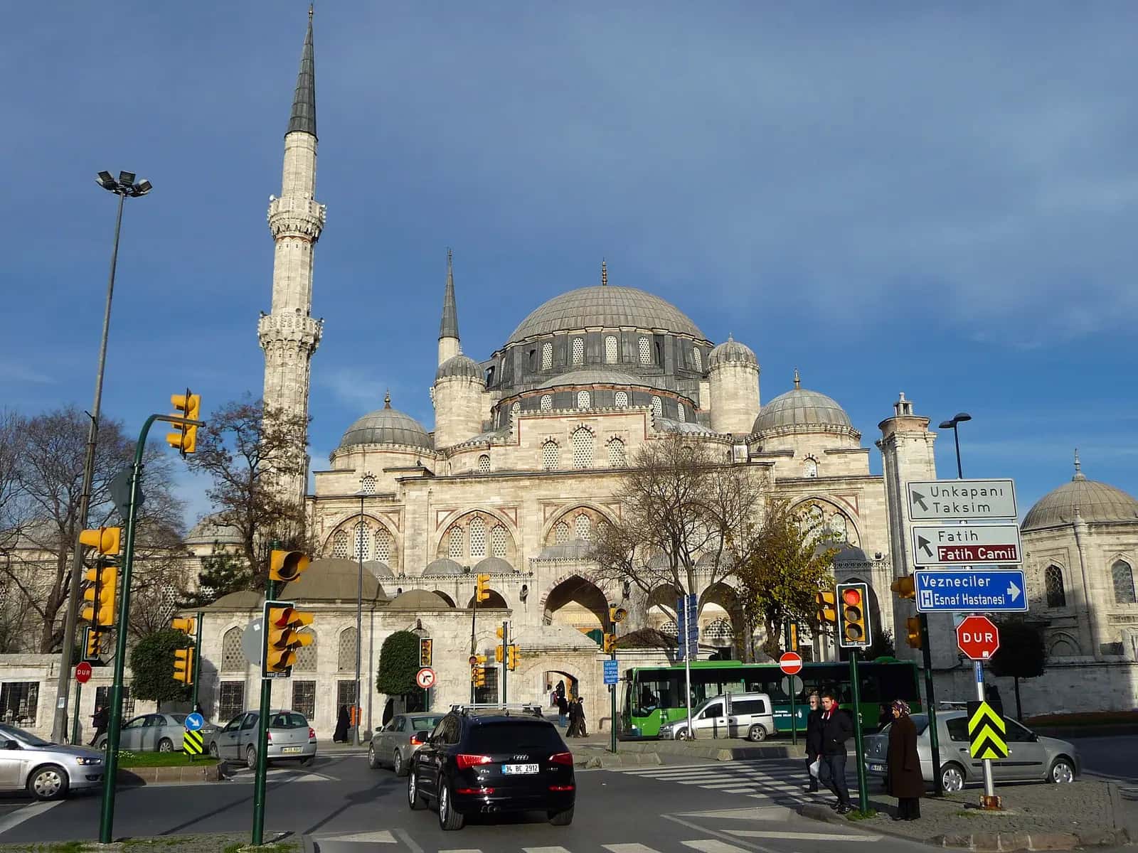 Şehzade Camii'nin kubbe ve yarım kubbeleriyle iki minaresinin avludan görünümü.