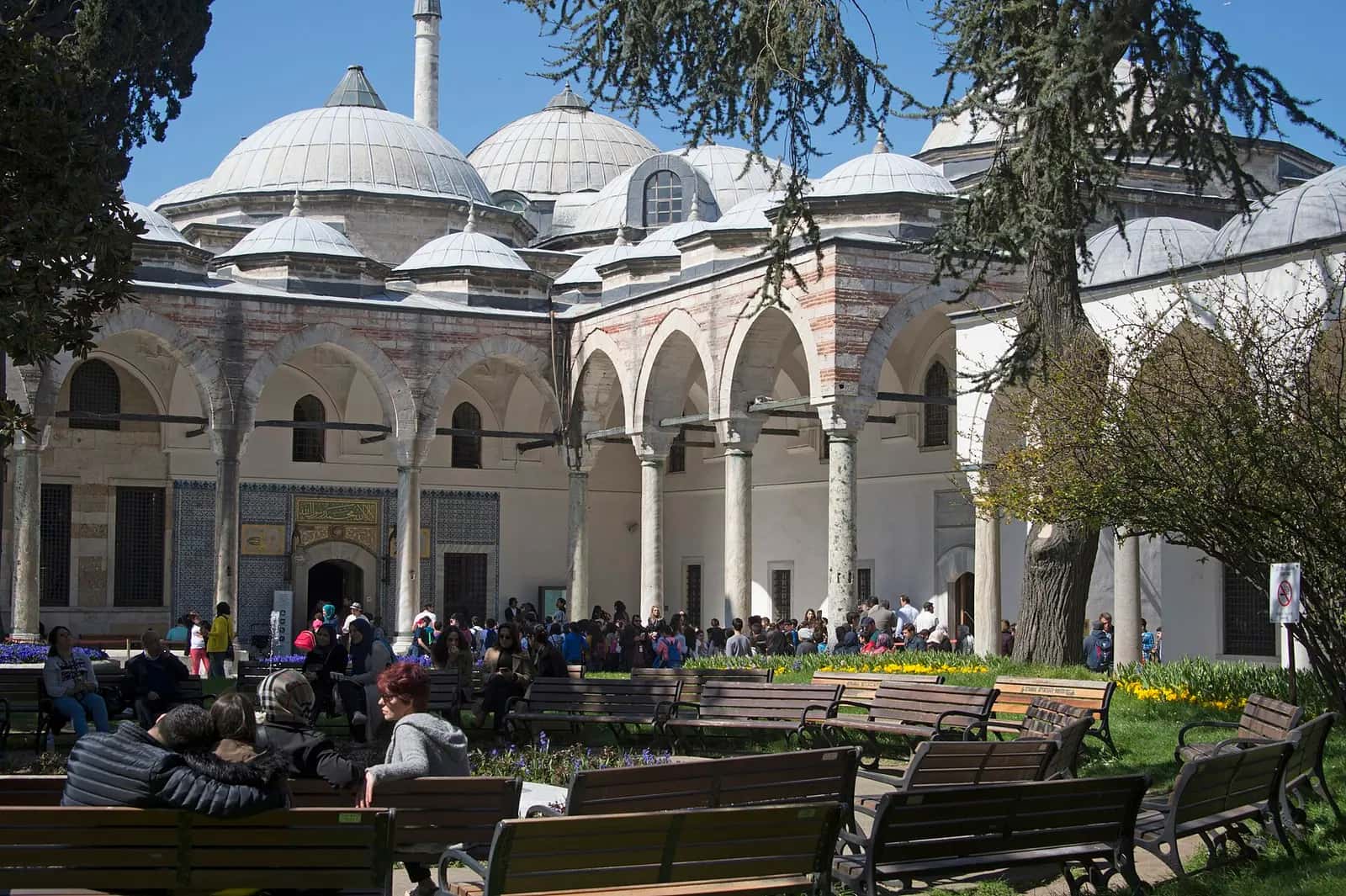 Topkapı Sarayı'nda Hırka-i Saâdet Dairesi'nin dışındaki çinili duvarlar.