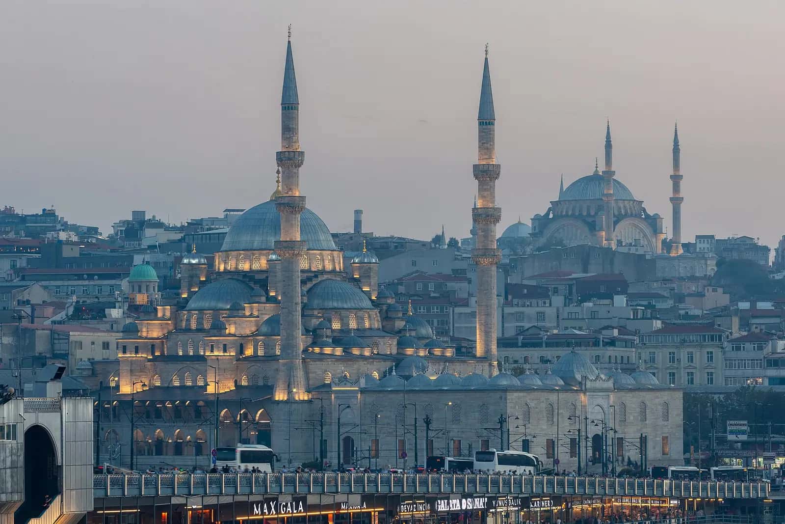 Eminönü'ndeki Yeni Cami'nin kademeli kubbeleri ve iki minaresinin meydandan görünümü.