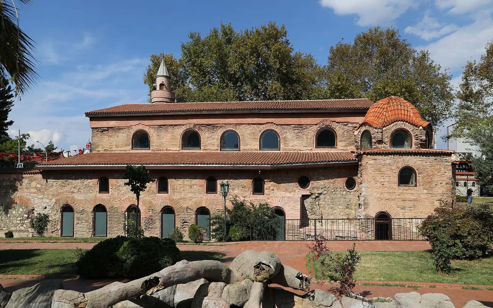 İznik Ayasofya Camii'nin tuğla ve taş örgülü dış cephesi ve minaresi.