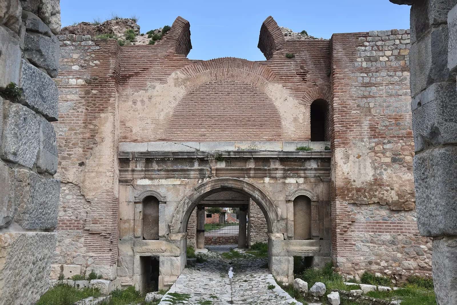 İznik surlarının kuzeydeki İstanbul Kapısı.