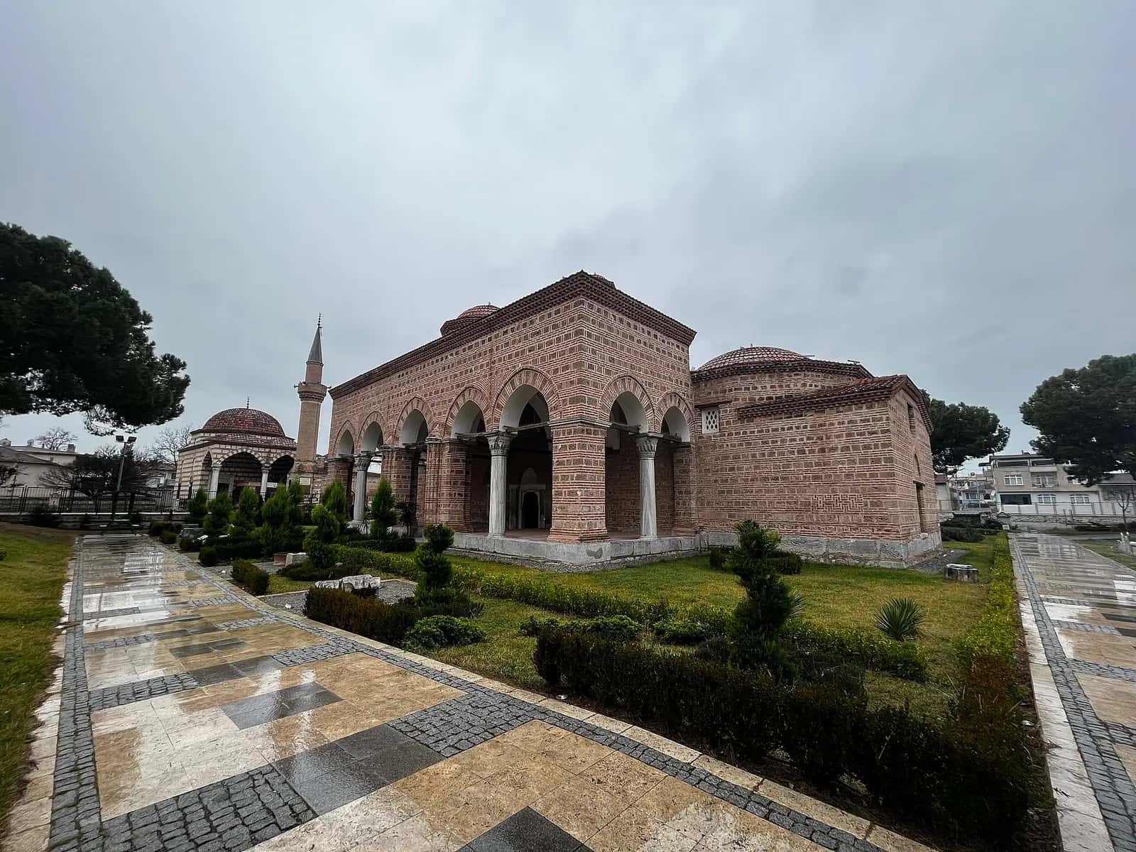 İznik'teki Nilüfer Hatun İmareti'nin taş ve tuğla almaşık örgülü cephesi.