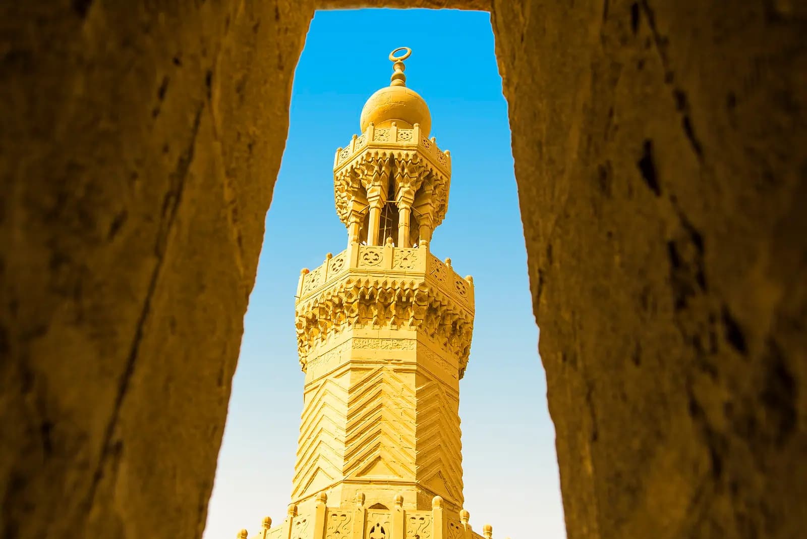 Bâbüzzüveyle'nin taş açıklığından görülen, kapı kulesi üzerindeki Memlük dönemi minaresi