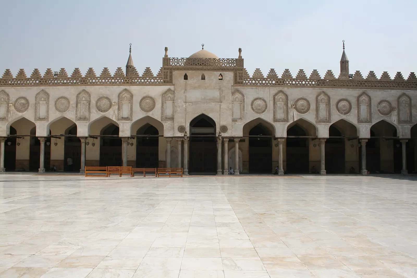 Ezher Camii'nin mermer döşeli avlusu ve kemerli revakları