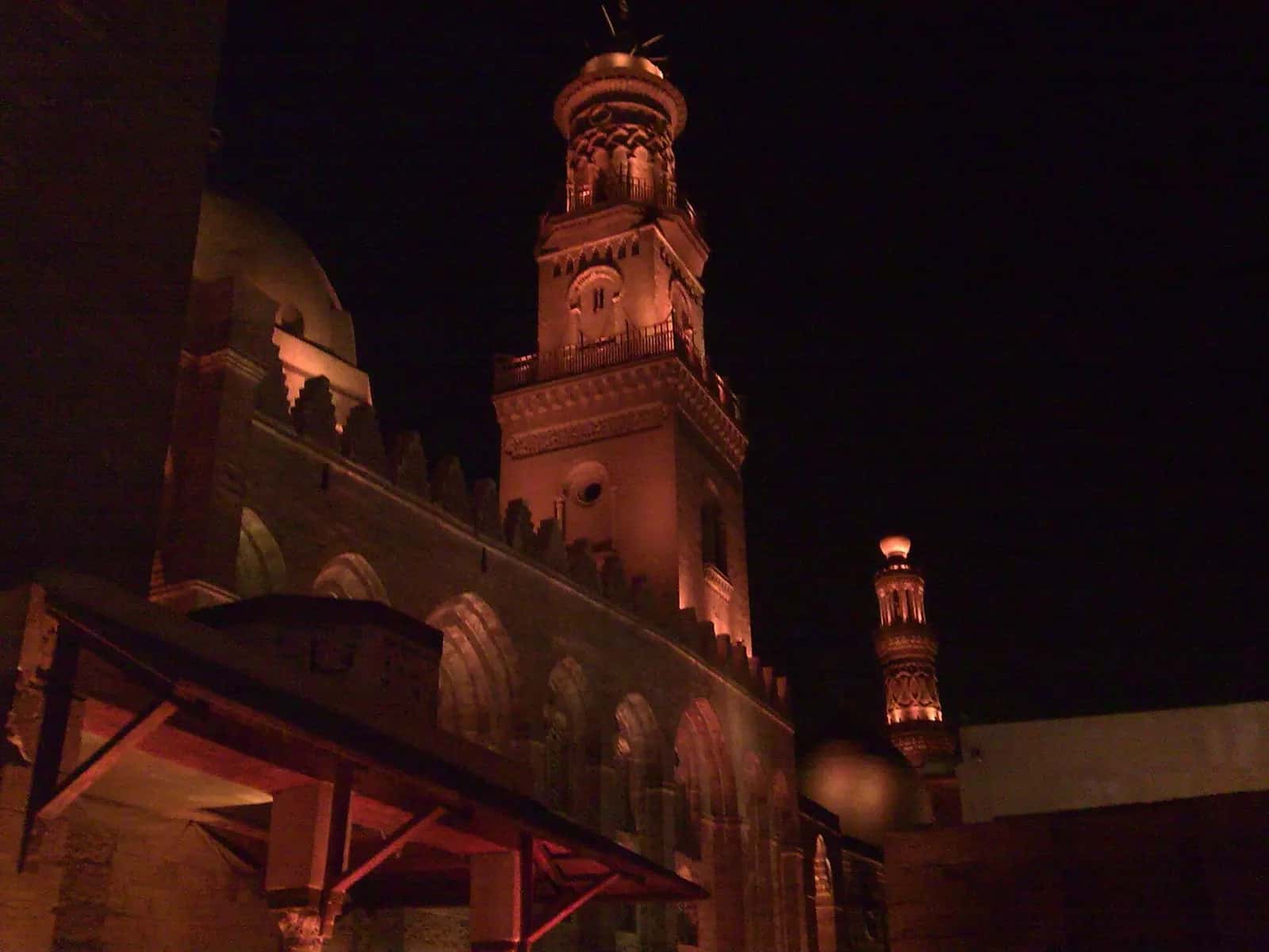 Gece aydınlatmasıyla Kalavun Külliyesi'nin Muiz Caddesi'ne bakan cephesi ve minaresi
