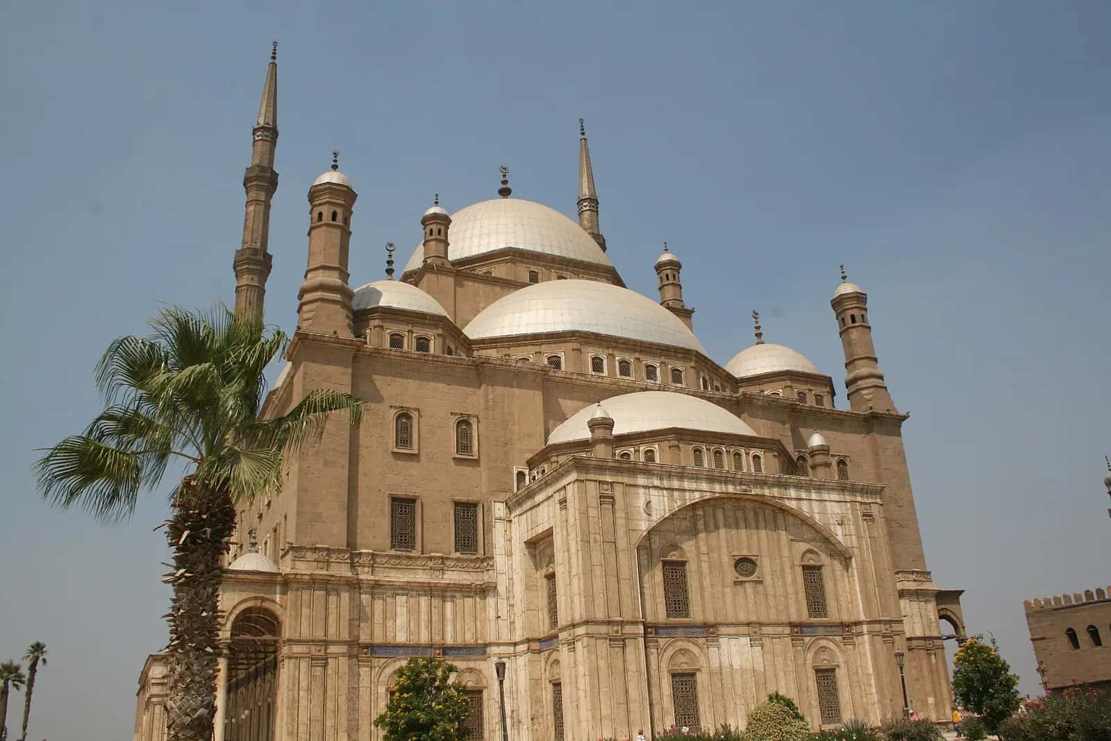 Mehmed Ali Paşa Camii'nin basamaklı kubbeleri ve kalem gibi ince iki minaresi