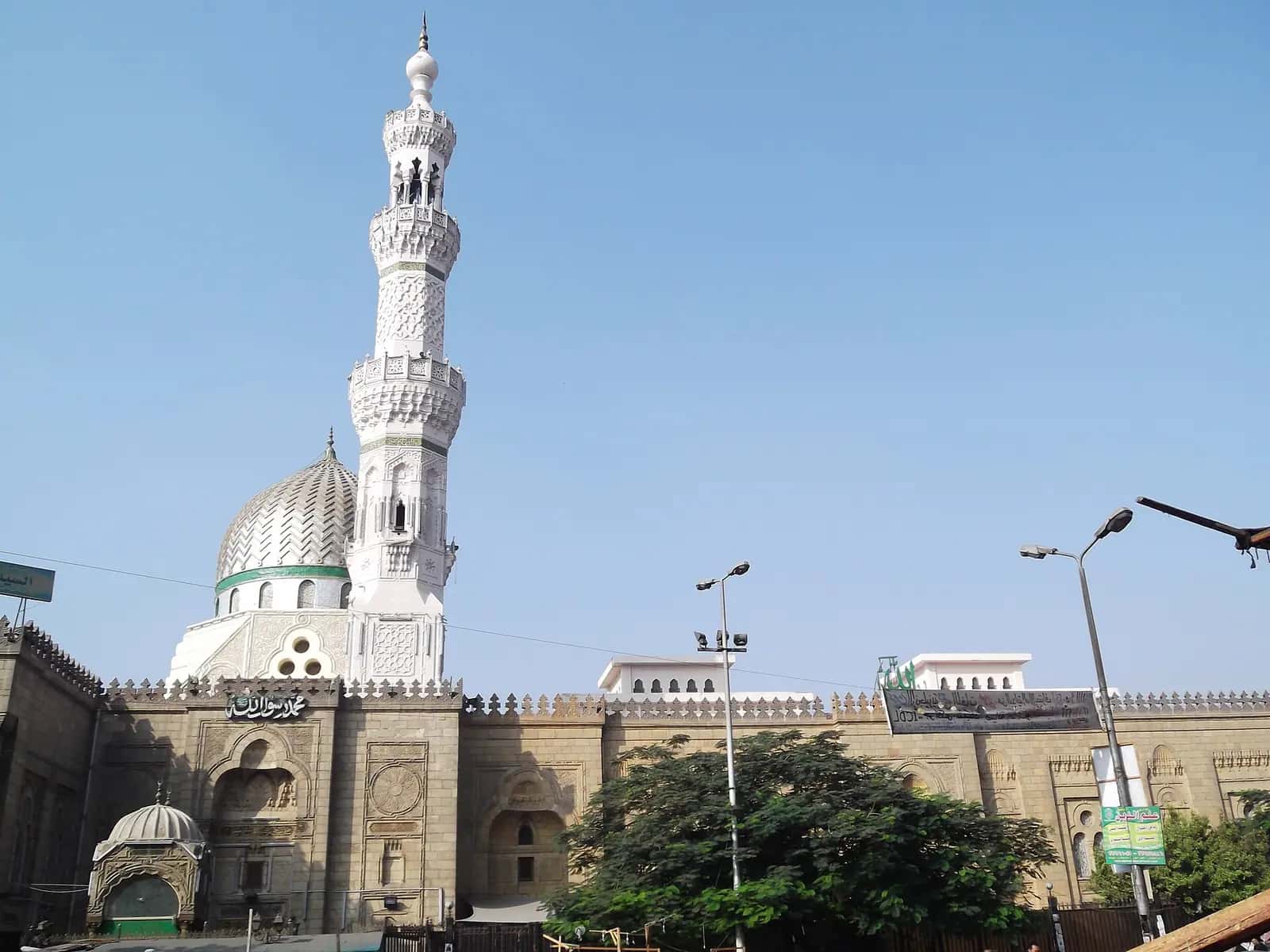 Seyyide Zeyneb Camii'nin beyaz, çok katlı minaresi ve yeşil kubbesi