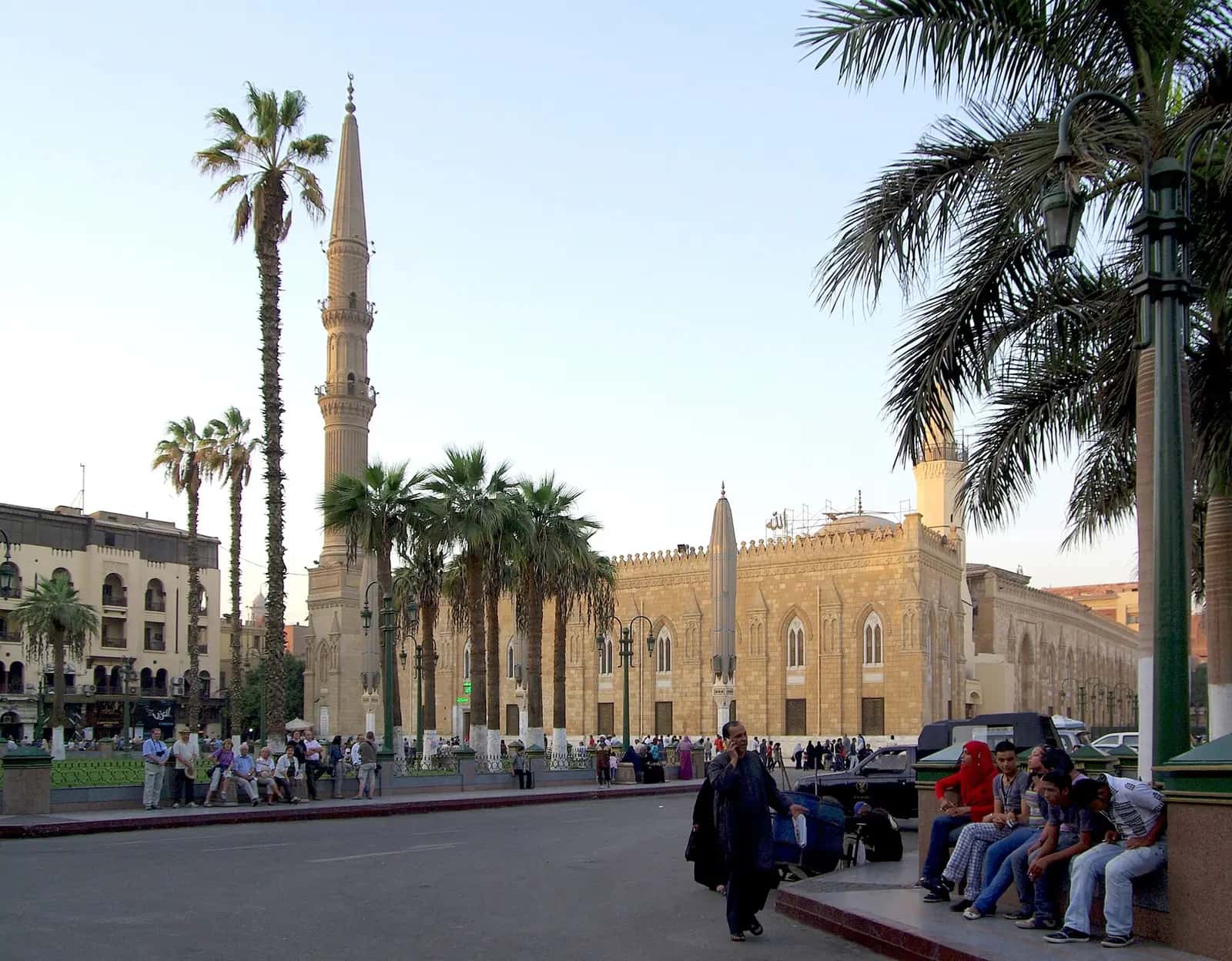 Seyyidnâ Hüseyin Camii'nin palmiyelerle çevrili cephesi ve Osmanlı üslubundaki ince minaresi