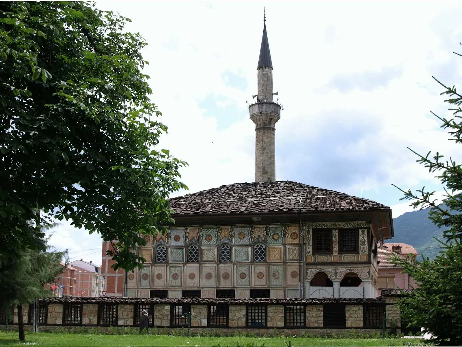 Kalkandelen'deki Alaca Cami'nin boyalı nakışlarla süslü cephesi ve minaresi