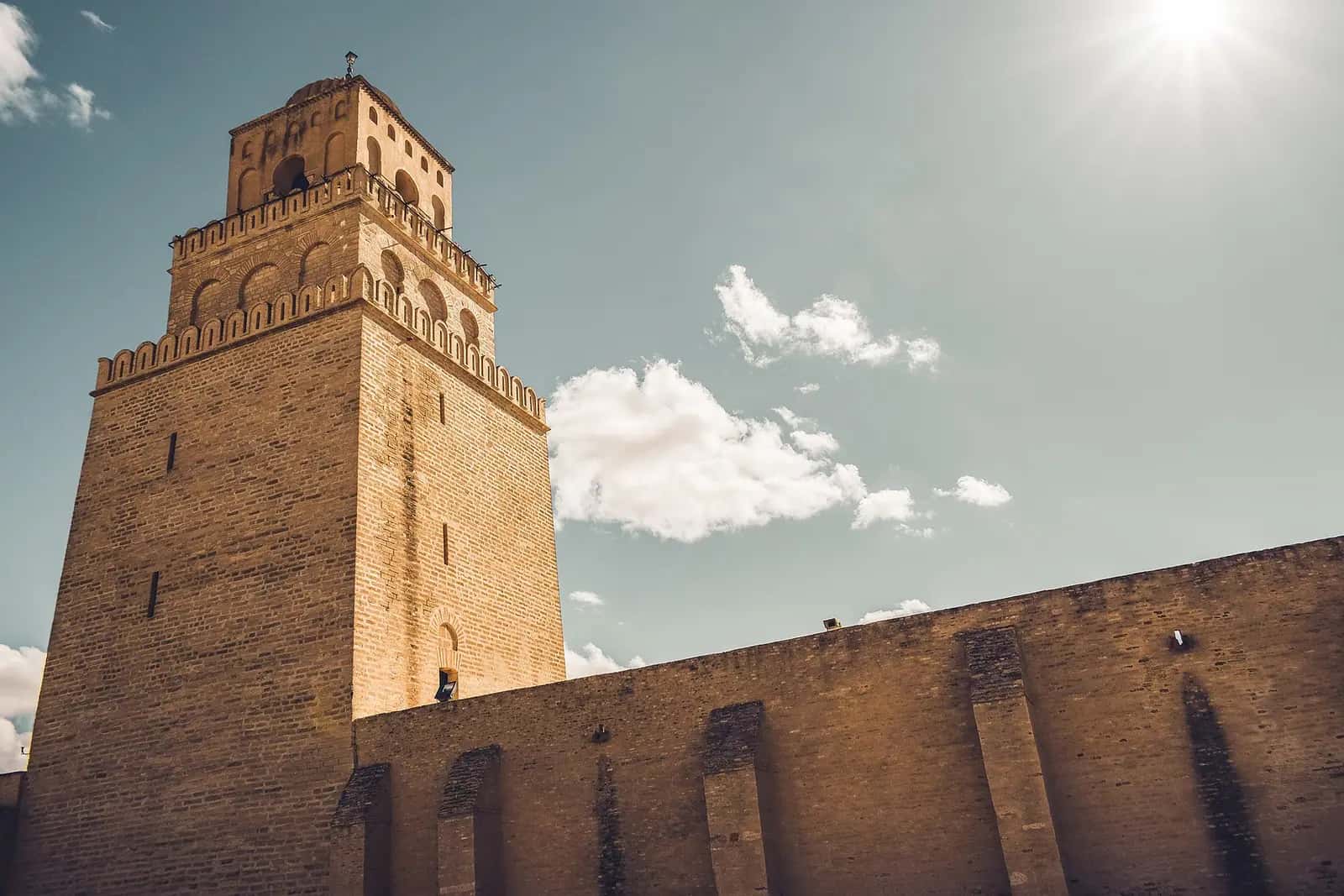 Kayrevan Ulu Camii'nin üç katlı kare minaresi ve taş döşeli avlusu