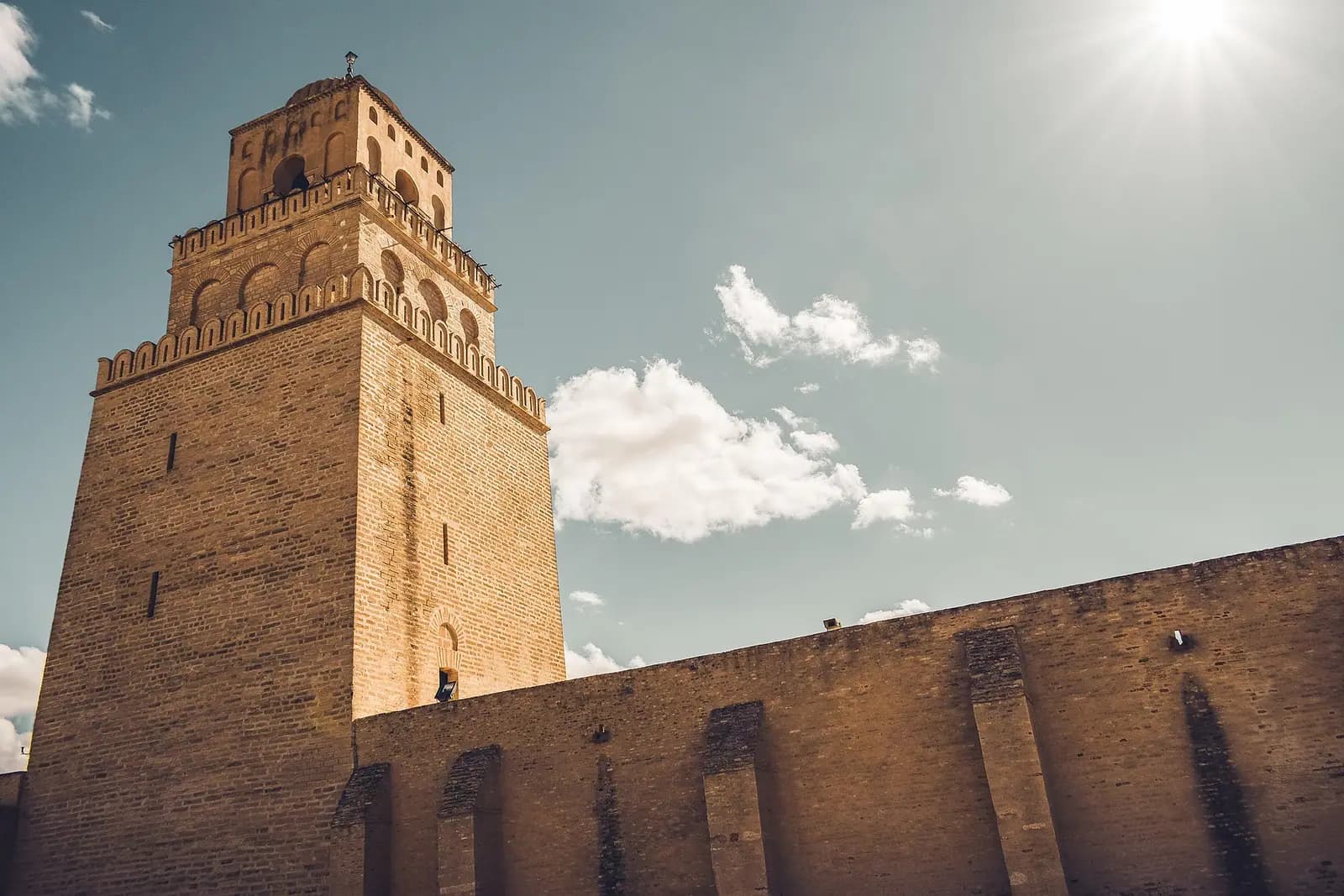 Kayrevan Ulu Camii'nin üç katlı kare minaresi ve taş döşeli avlusu