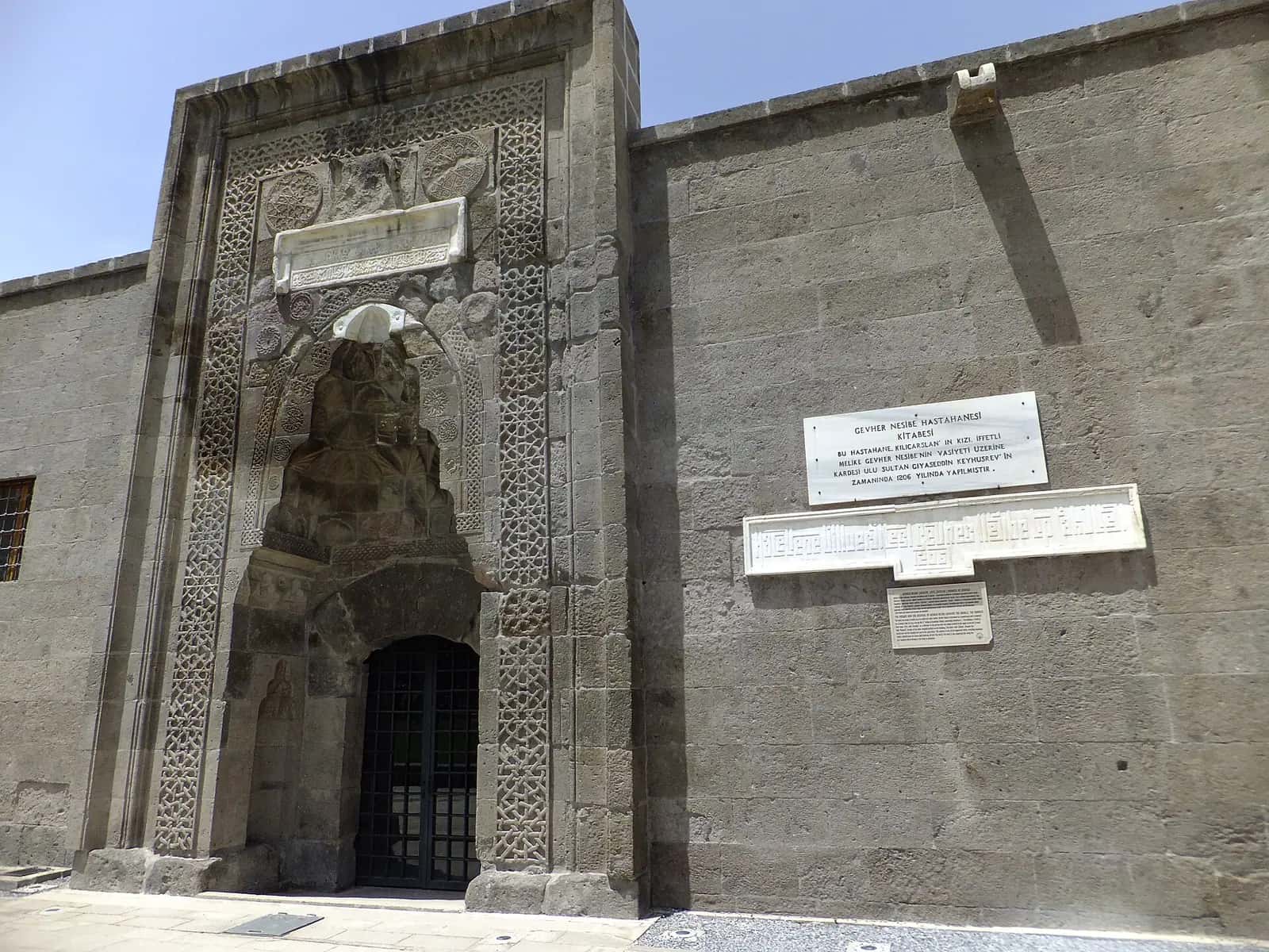 Gevher Nesibe Şifahanesi'nin mukarnaslı taç kapısı ve kesme taş cephesi
