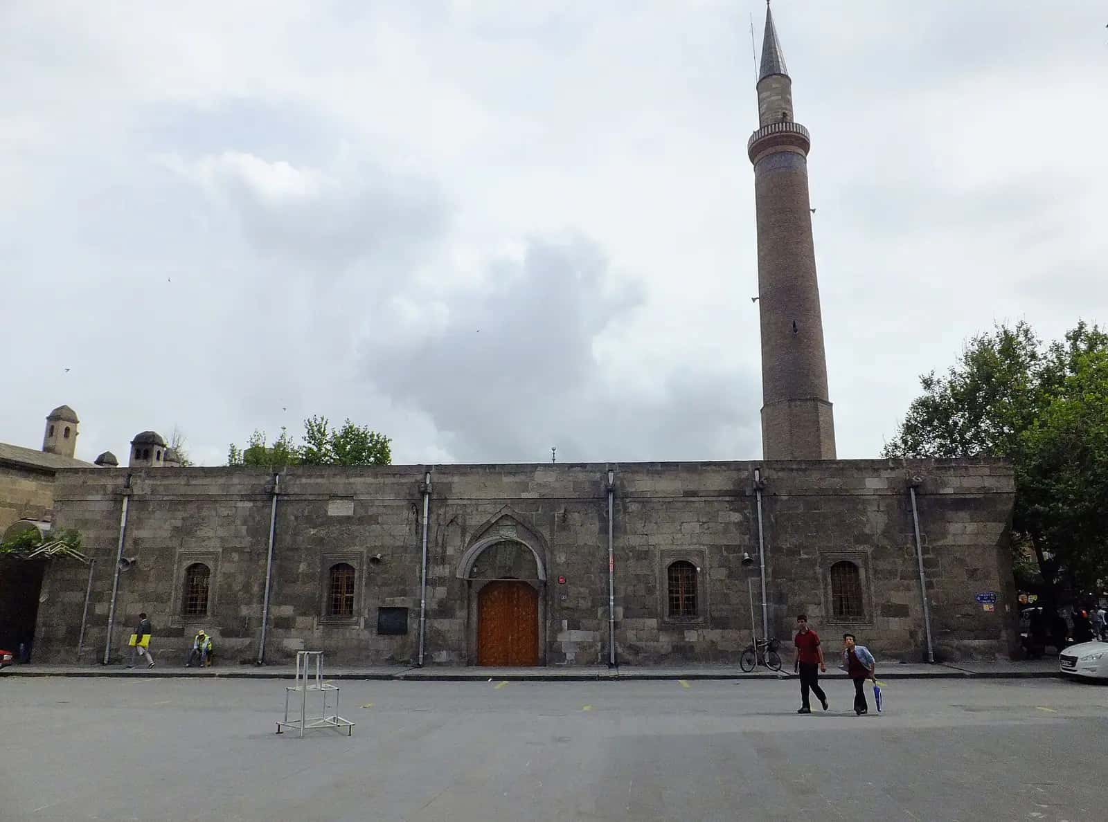 Kayseri Ulu Camii'nin alçak kesme taş gövdesi ve tuğla minaresi