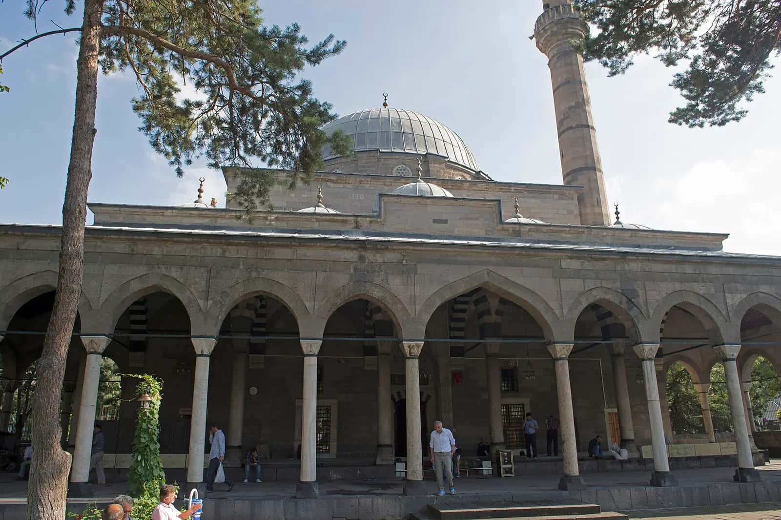 Kurşunlu Camii'nin revaklı son cemaat yeri, kurşun kaplı kubbesi ve minaresi