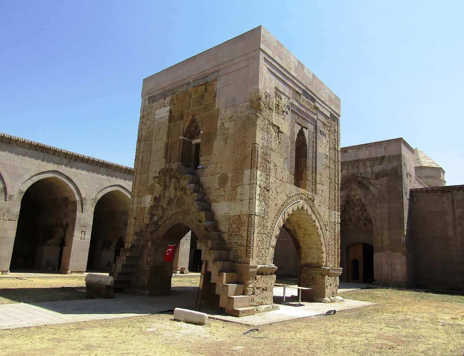 Sultan Hanı'nın avlusu ve ortasında dört kemer üzerinde yükselen köşk mescit