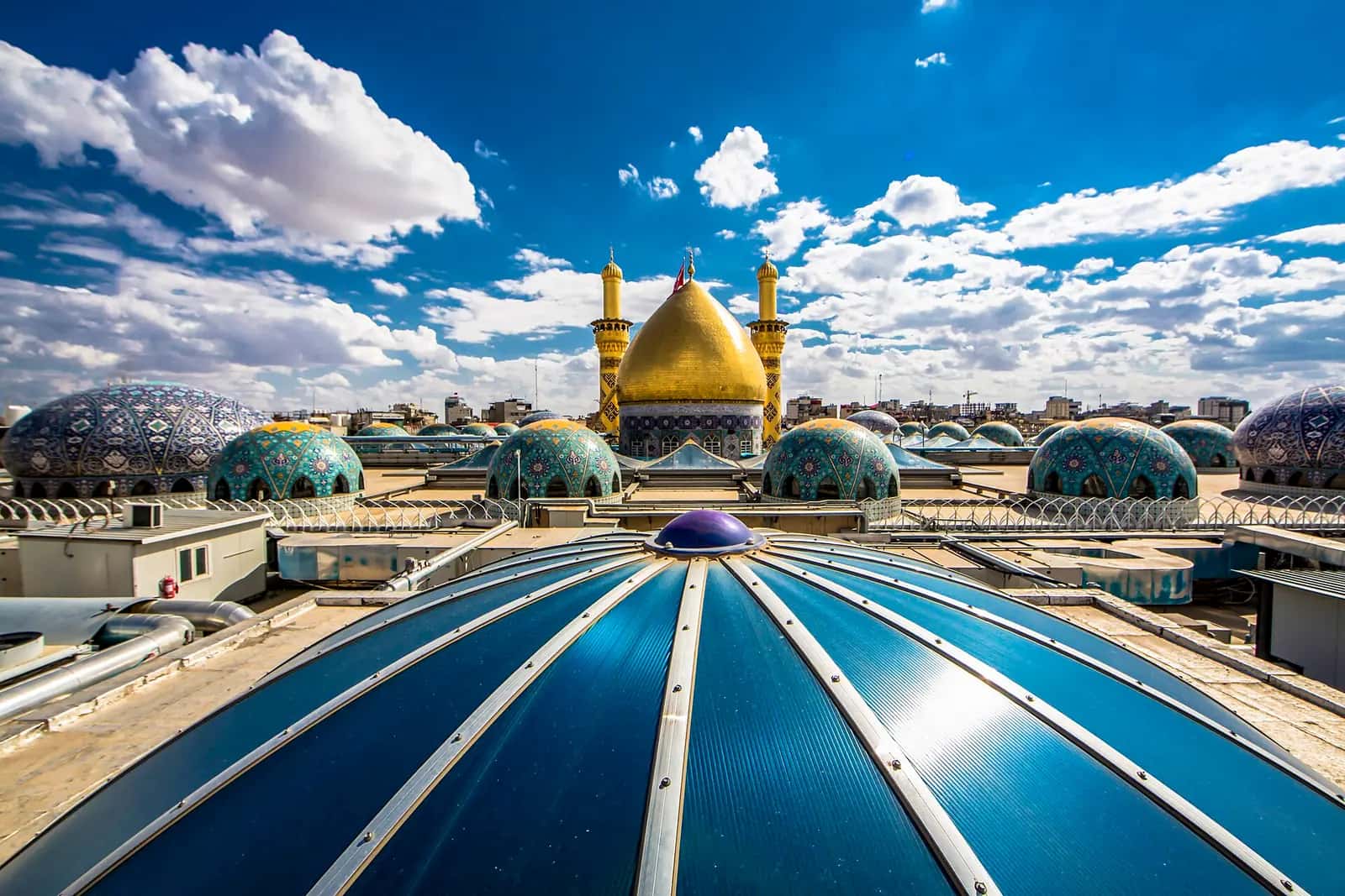 Kerbelâ'daki Hz. Abbas Türbesi'nin altın kubbesi ve minareleri.