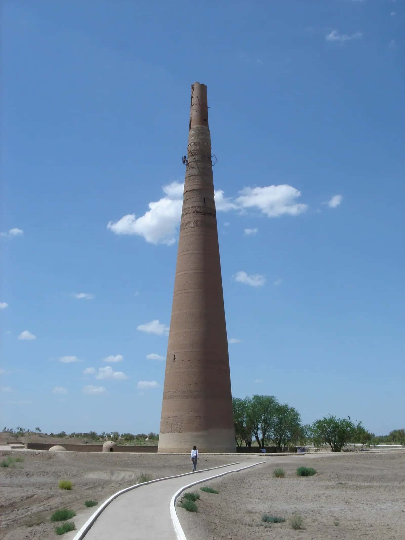 Köneürgenç'teki Kutluğ Timur Minaresi'nin yukarıya doğru incelen desenli tuğla gövdesi