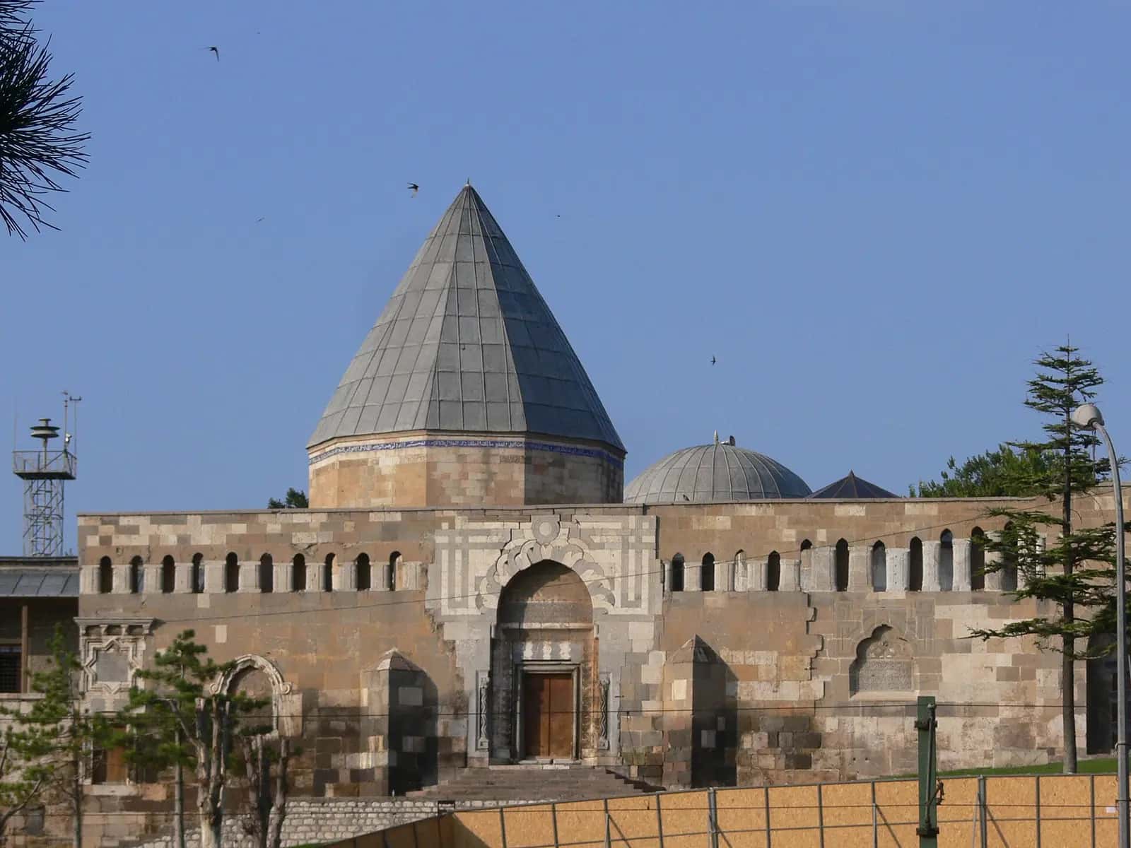 Alâeddin Camii'nin mazgallı kuzey cephesi ve piramidal külahlı Selçuklu türbesi