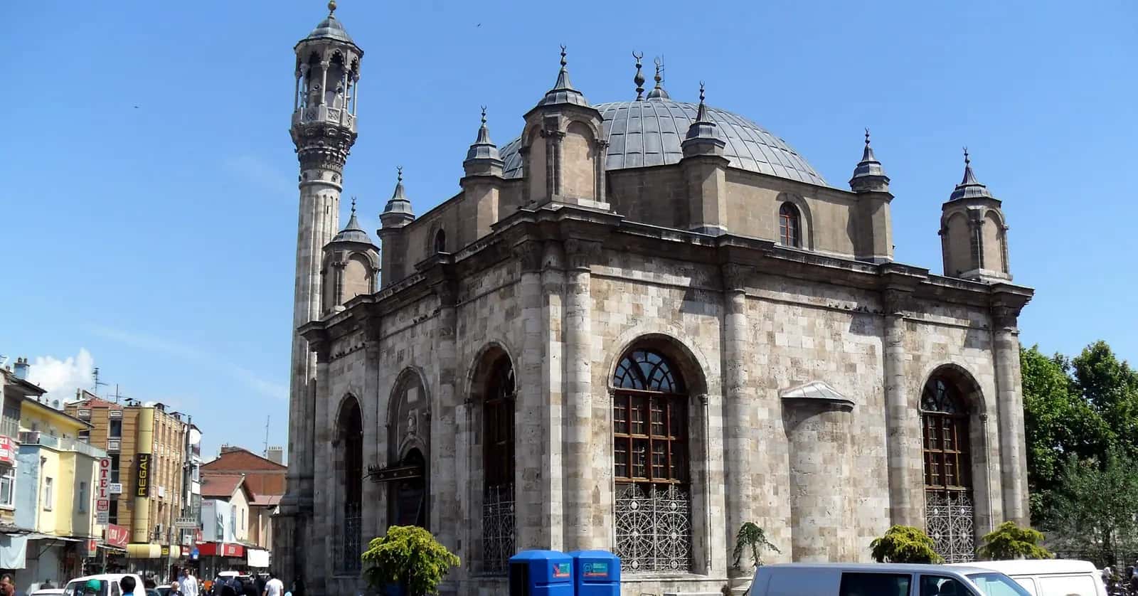 Aziziye Camii'nin kesme taş cephesi, köşe kuleleri ve yivli minaresi