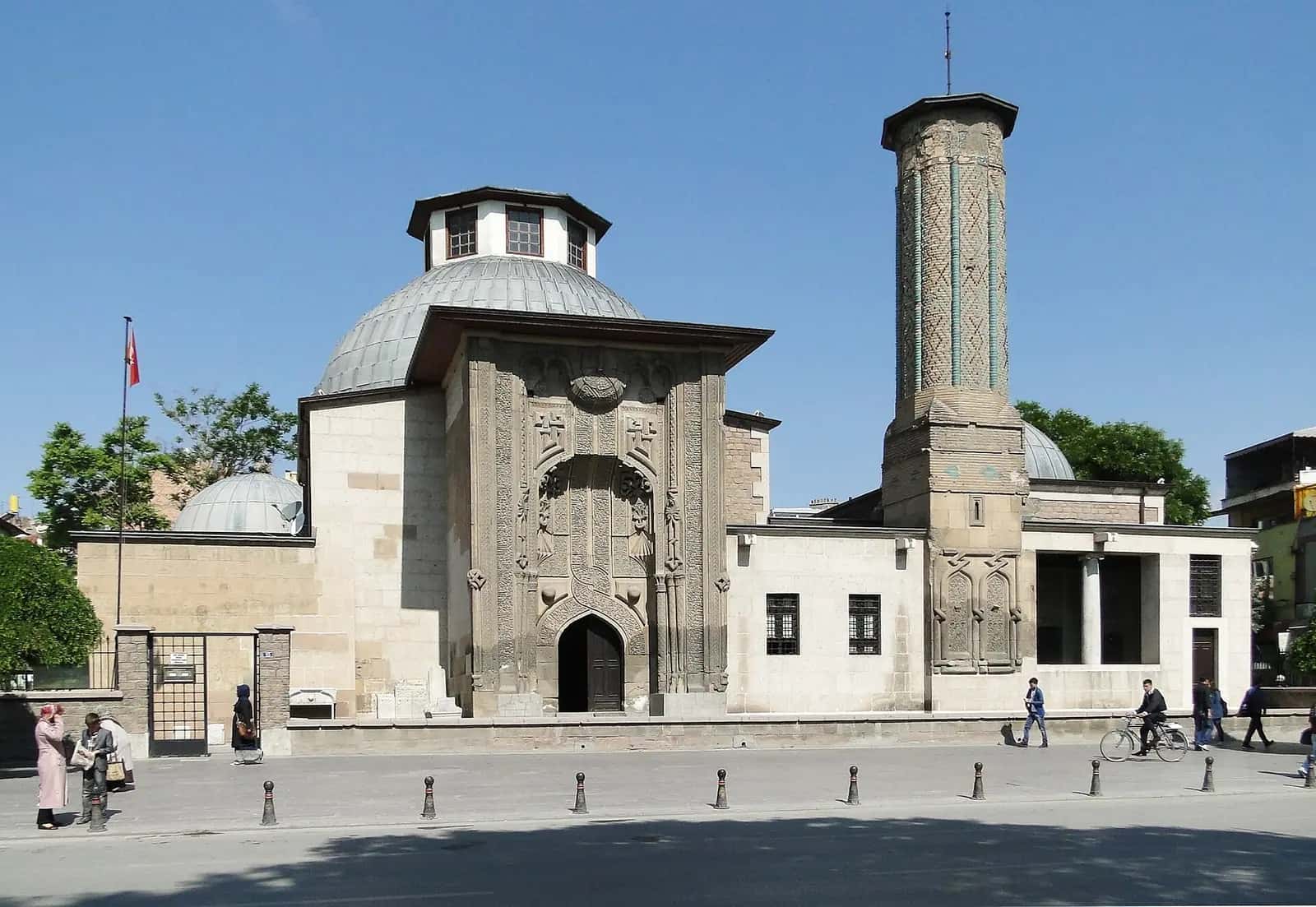 İnce Minareli Medrese'nin yazı kuşaklı taç kapısı, kubbesi ve kısalmış tuğla minaresi