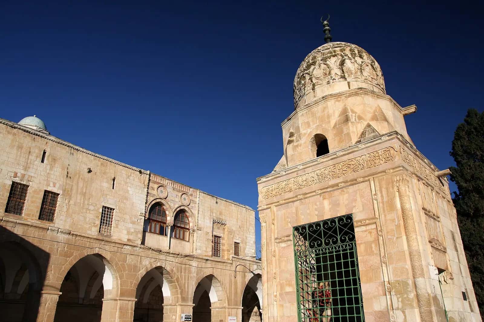 Oymalı taş kubbesi ve ablak taş sıralarıyla Kayıtbay Sebili