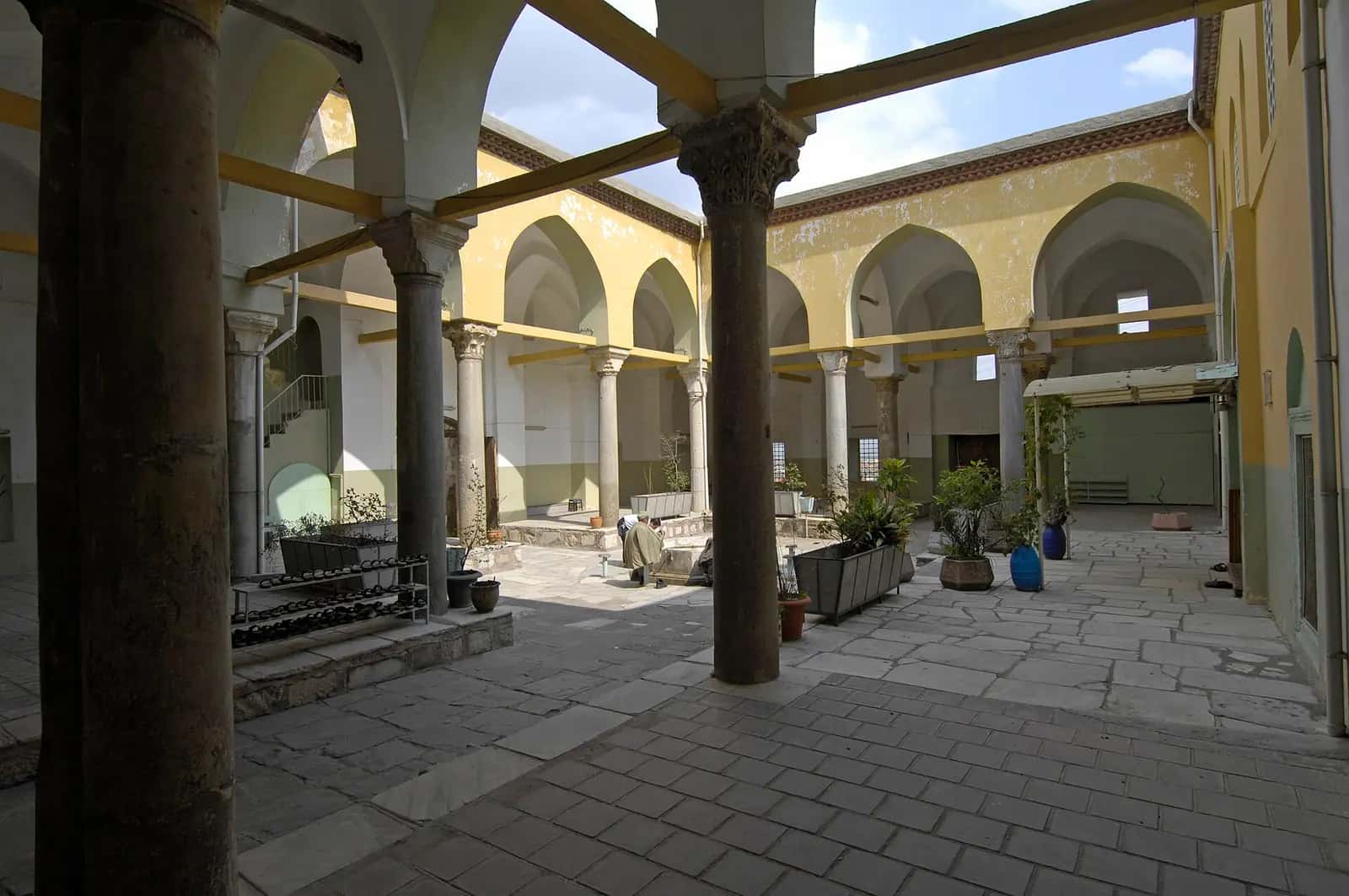Manisa Ulu Camii'nin devşirme sütunlu revaklarla çevrili avlusu
