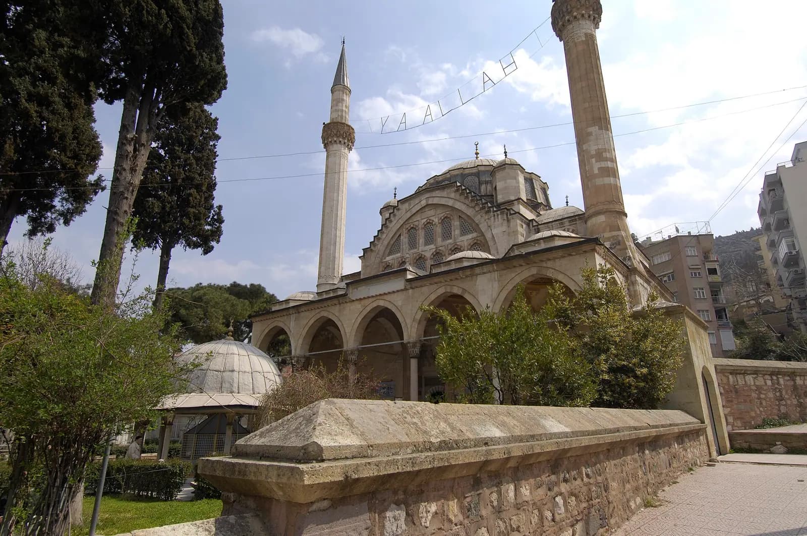 Muradiye Camii'nin yan cephesi, kubbesi ve ince minaresi