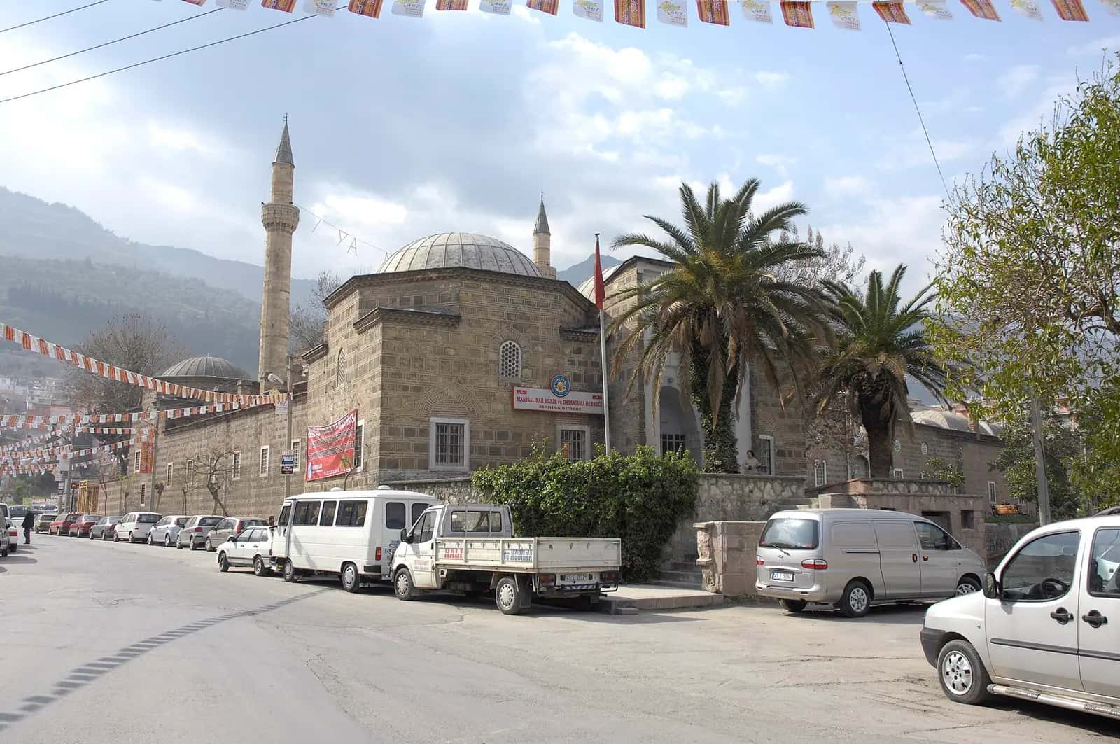 Manisa Sultan Camii'nin kubbesi, son cemaat revakı ve minaresi