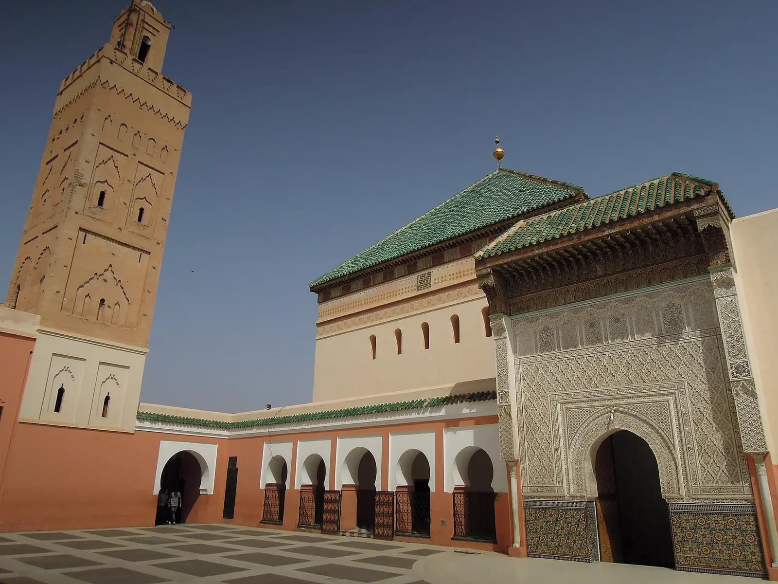 Sîdî Bel Abbas Zaviyesi'nin dış avlusu ve kemerli girişleri