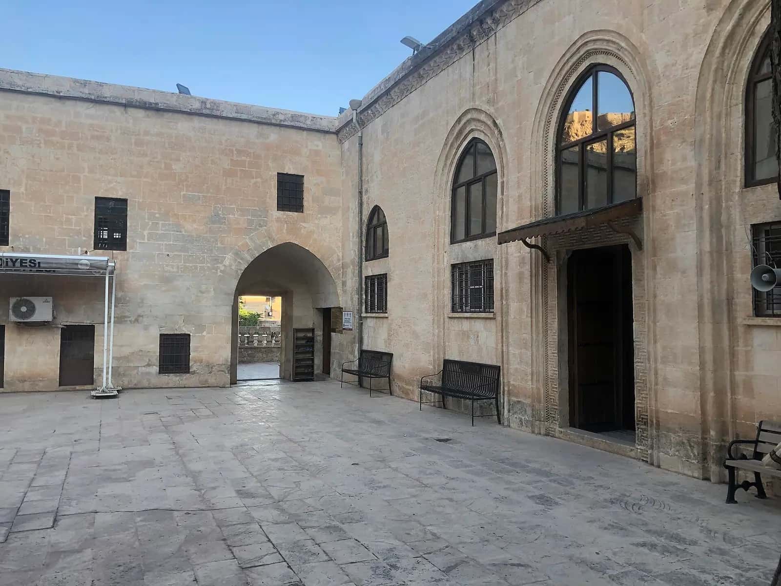 Latifiye Camii'nin taş döşeli avlusu ve kemerli girişleri