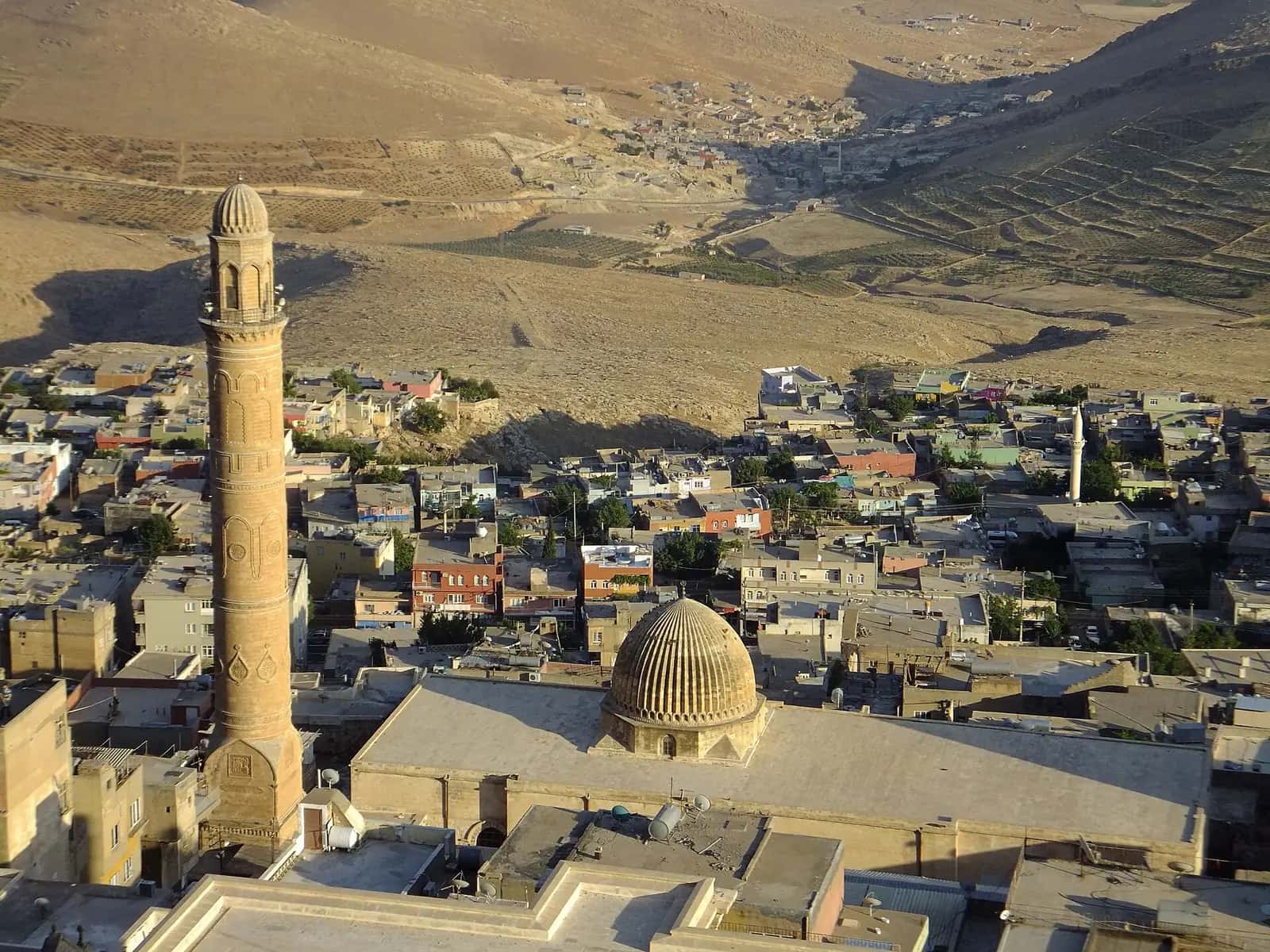 Mardin Ulu Camii'nin minaresi ve yivli kubbesi, arkada Mezopotamya ovası