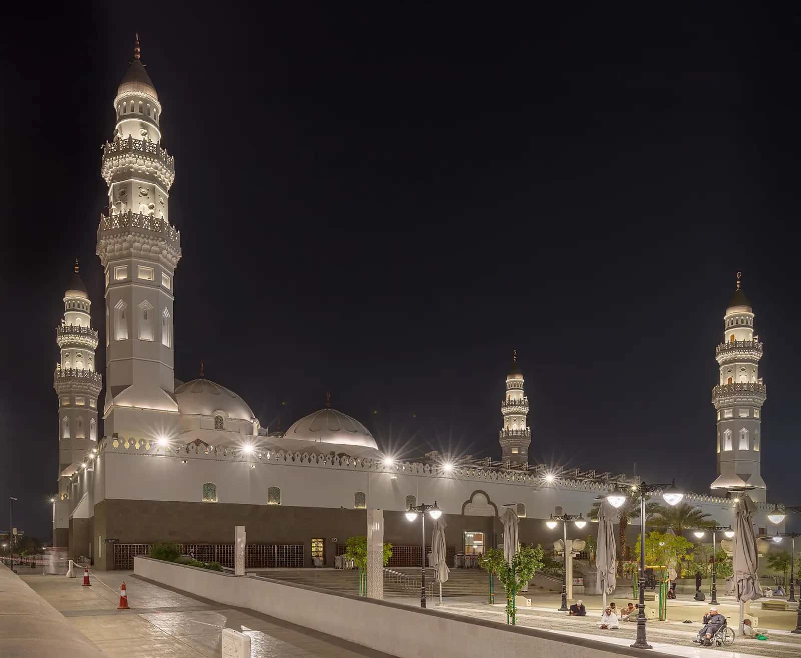 Medine'deki Kuba Mescidi'nin beyaz kubbeleri ve minareleri