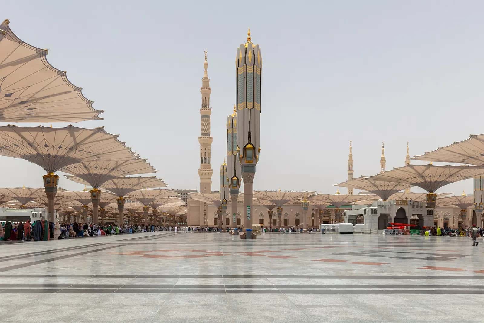 Medine'de Mescid-i Nebevi'nin dış cephesi ve minareleri