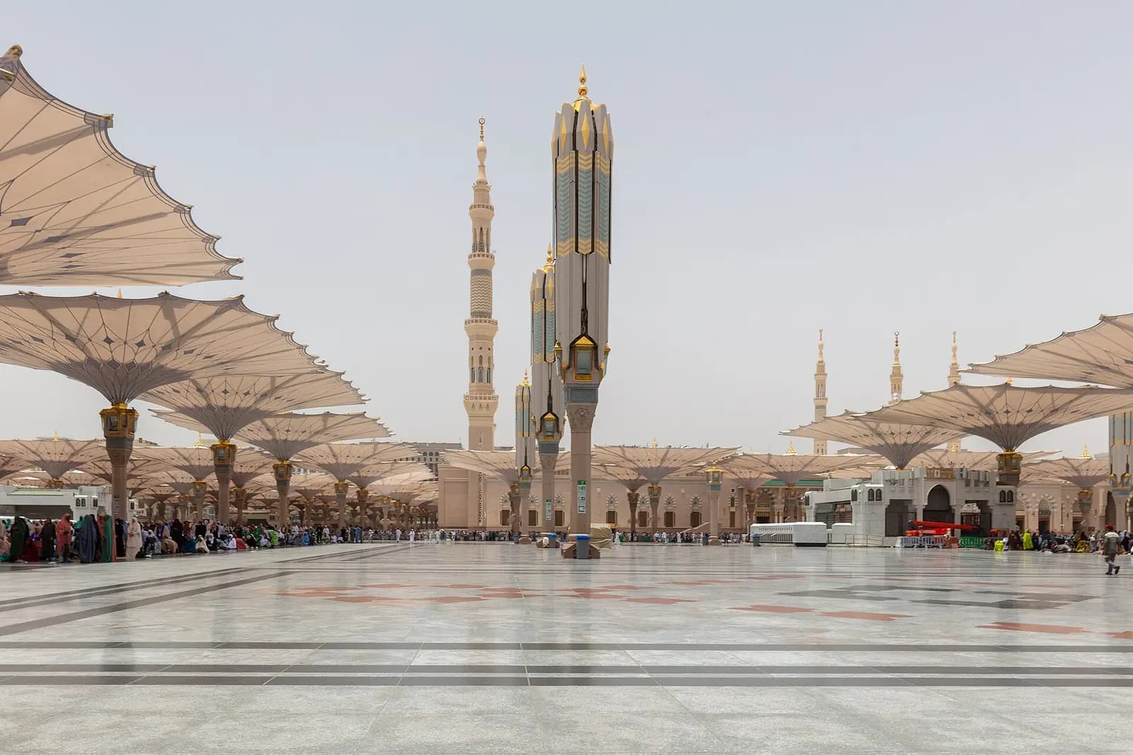 Medine'de Mescid-i Nebevi'nin dış cephesi ve minareleri