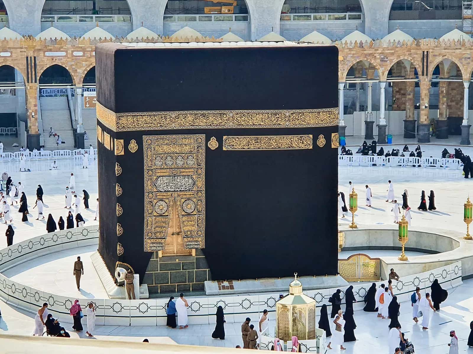 Mescid-i Haram'da siyah örtüsüyle Kâbe ve çevresinde tavaf eden ziyaretçiler