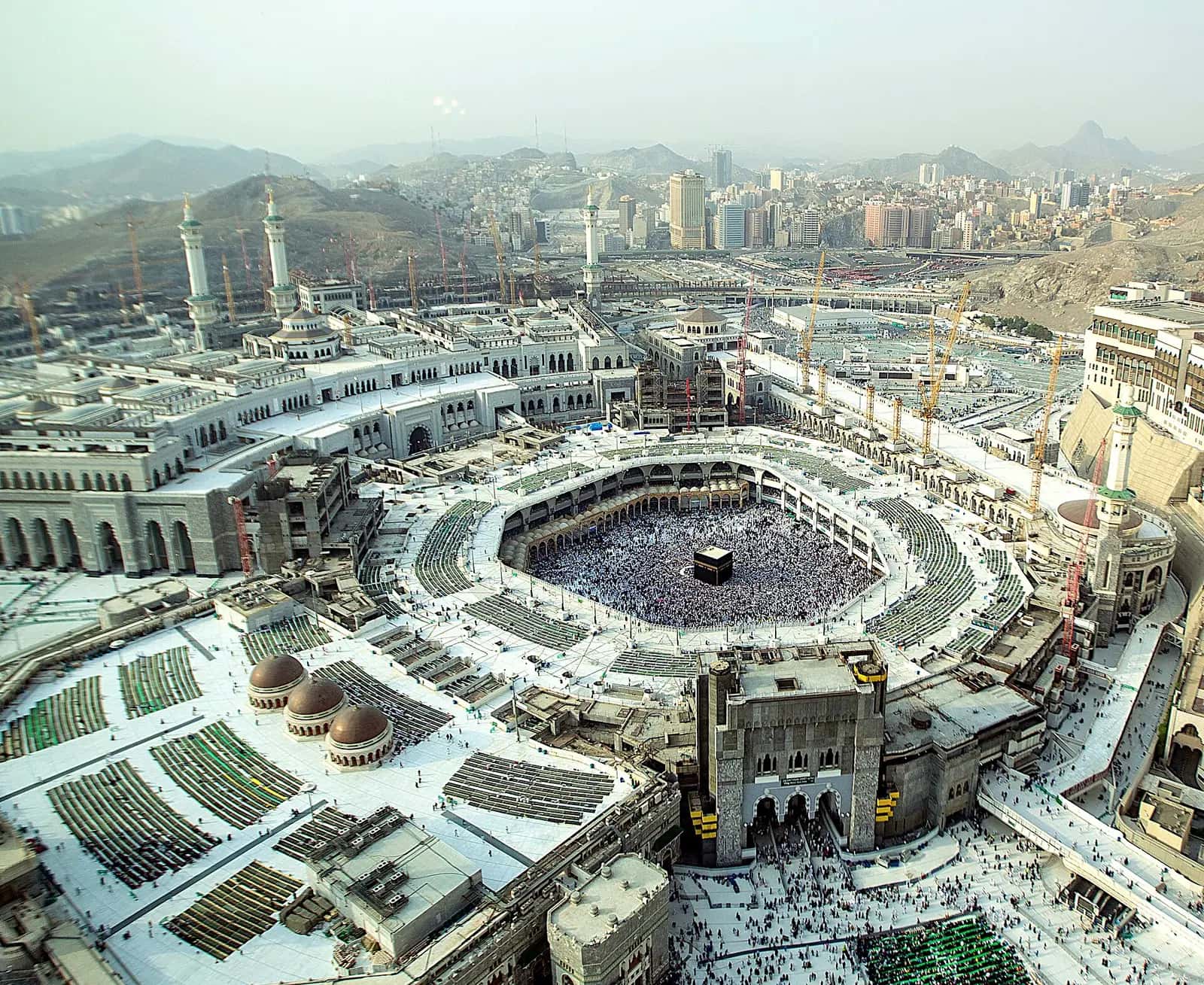 Mescid-i Haram'ın genel görünümü: ortada Kâbe ve çevresindeki tavaf alanı