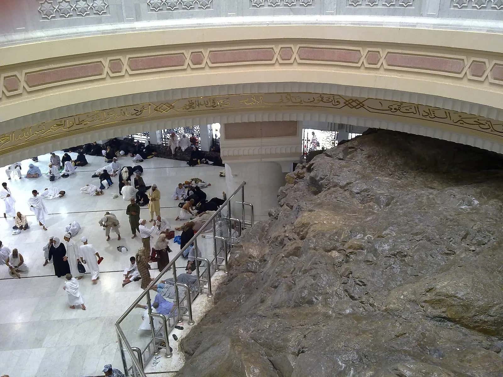Mescid-i Haram içinde korunan Safa tepesinin kayalık kısmı