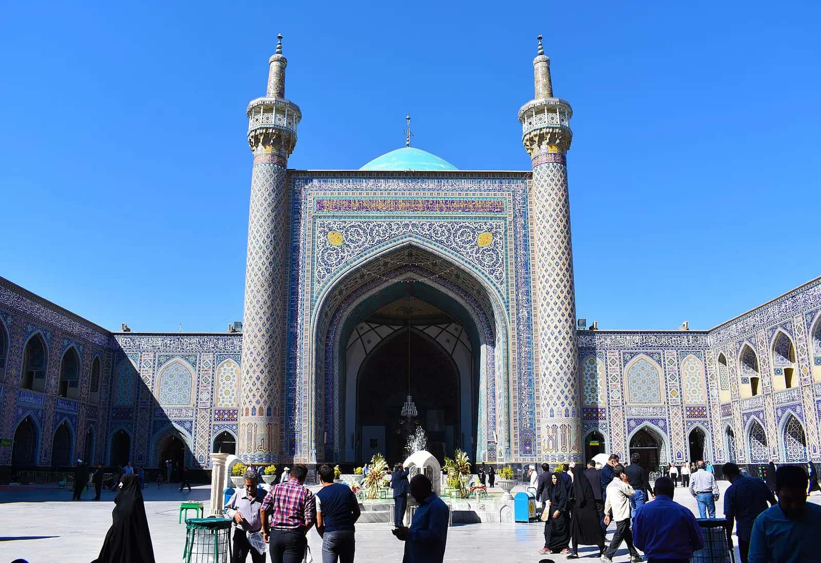 Gevherşad Camii'nin çinili maksure eyvanı ve kubbesi.