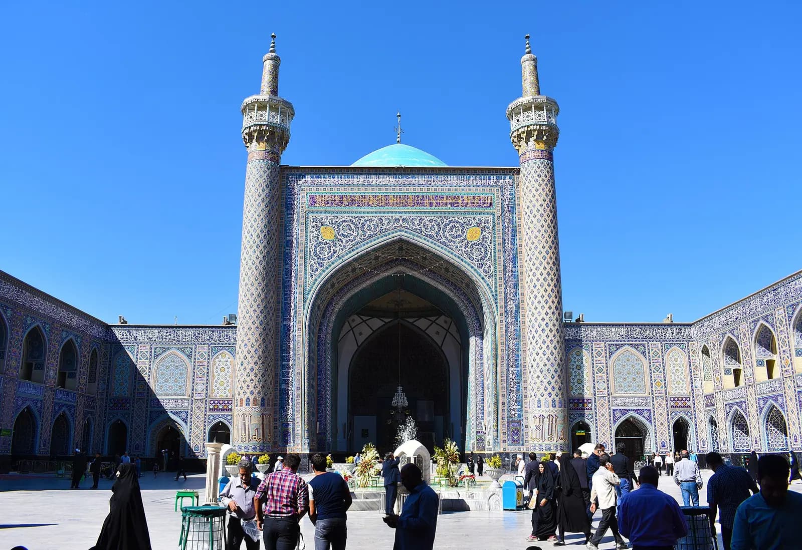 Gevherşad Camii'nin çinili maksure eyvanı ve kubbesi.