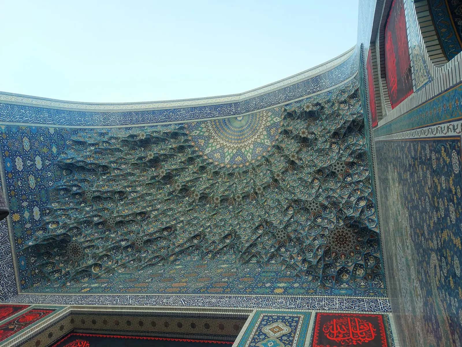 Meşhed'deki İmam Rıza Türbesi külliyesinin altın kubbesi ve çinili eyvanları (2023).