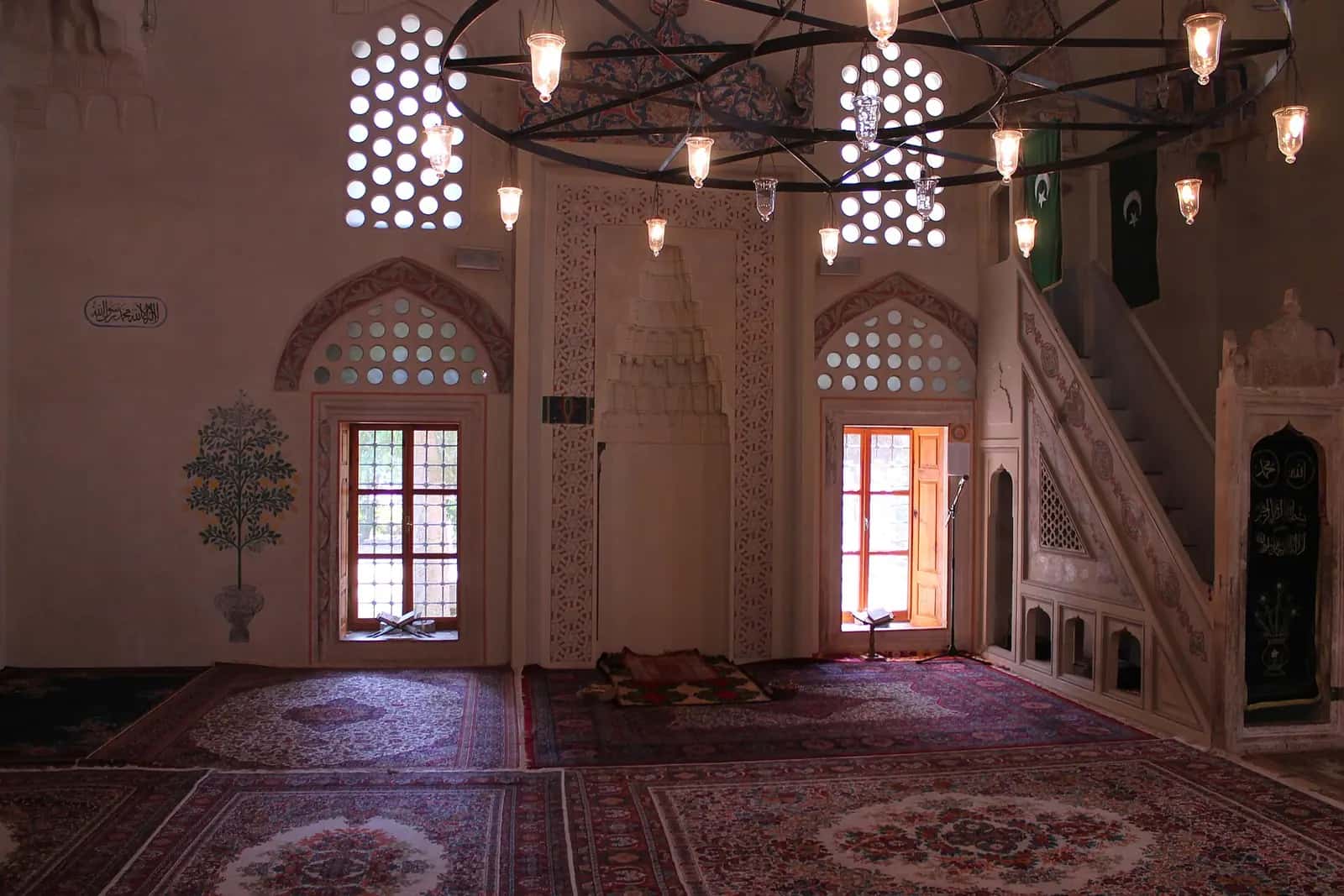 Karađoz Bey Camii'nin mihrabı, minberi, halıları ve avizesiyle iç mekânı