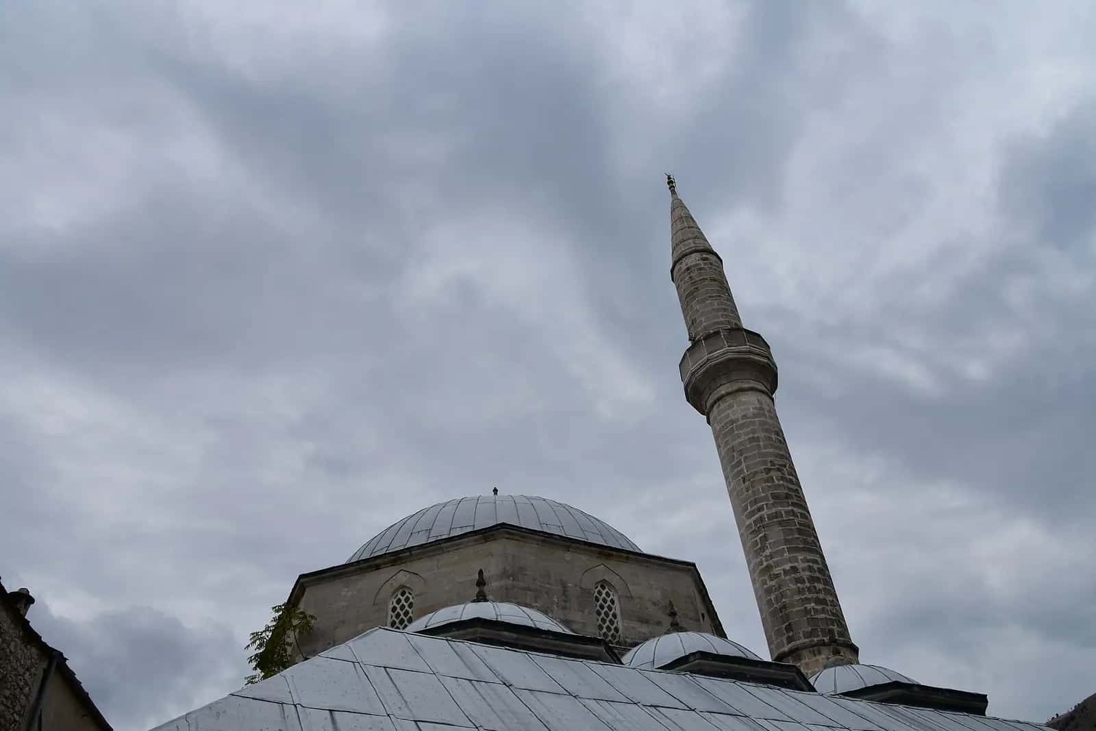 Koski Mehmed Paşa Camii'nin kurşun kaplı kubbesi ve taş minaresi