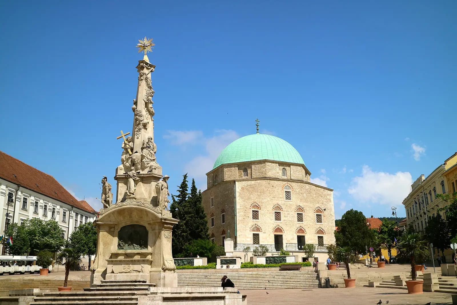 Peç'in Széchenyi Meydanı'nda yeşil kubbeli Gazi Kasım Paşa Camii ve önündeki anıt