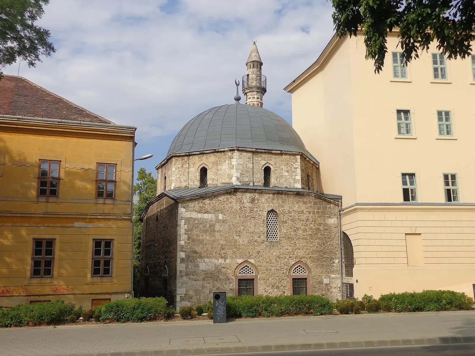 Yakovalı Hasan Paşa Camii'nin kubbesi, ince minaresi ve yanındaki binalar