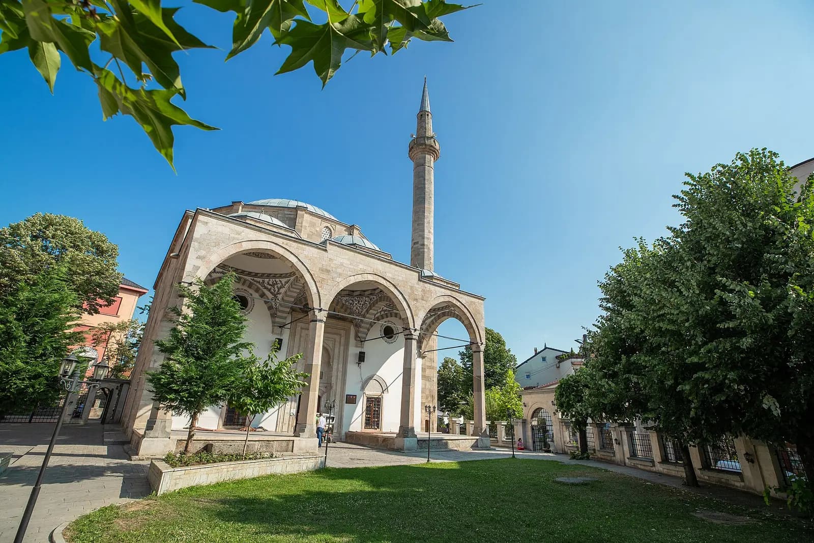 Fatih Camii'nin revaklı son cemaat yeri, kurşun kubbesi ve minaresi