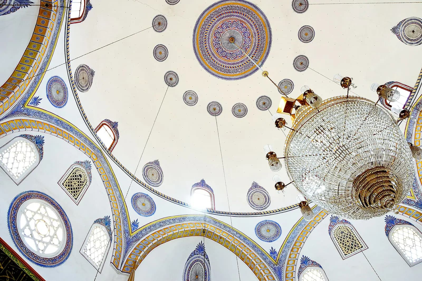 Gazi Mehmed Paşa Camii'nin kalem işi süslemeli kubbesi ve kristal avizesi