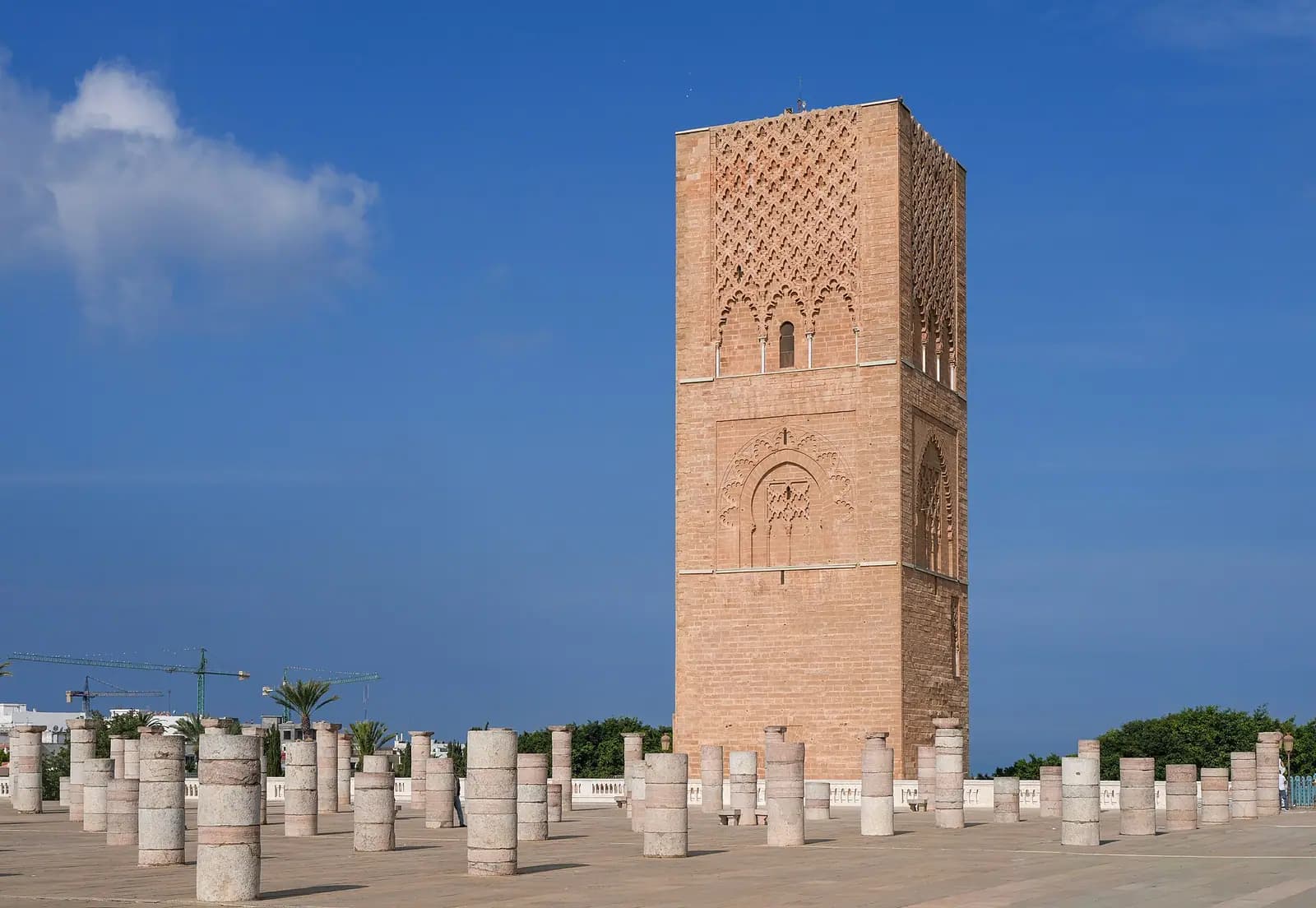 Hassan Camii'nin sıra sıra sütun kalıntıları ve arkada yarım kalmış Hassan Kulesi