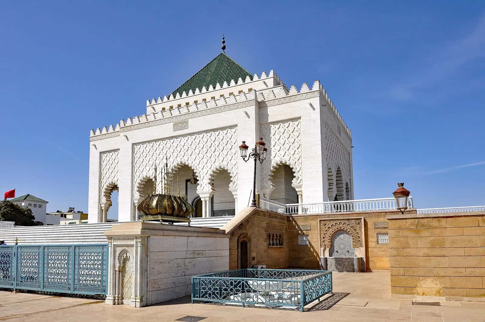 Rabat'taki V. Muhammed Türbesi'nin yeşil kiremitli çatısı ve beyaz mermer cephesi